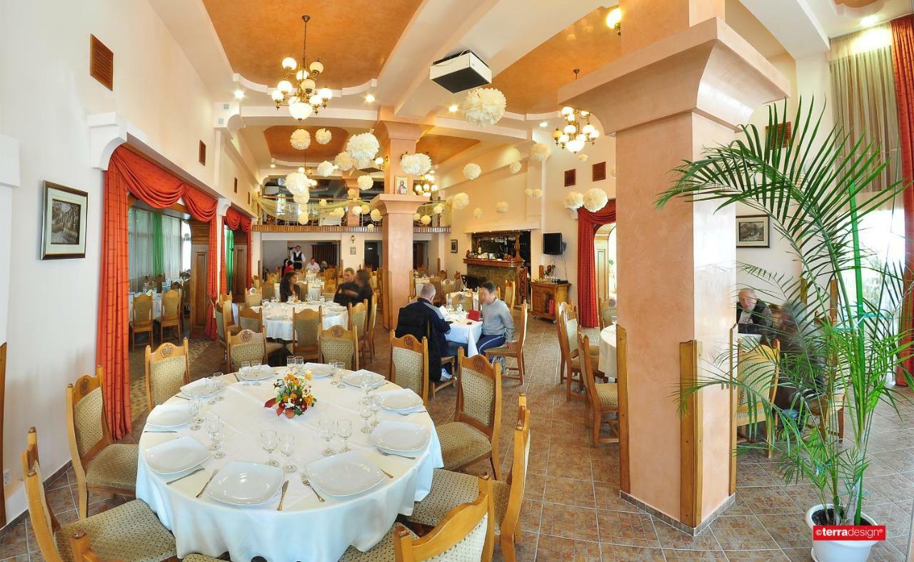 Hotel Cosmos Moldvahosszúmező Kültér fotó