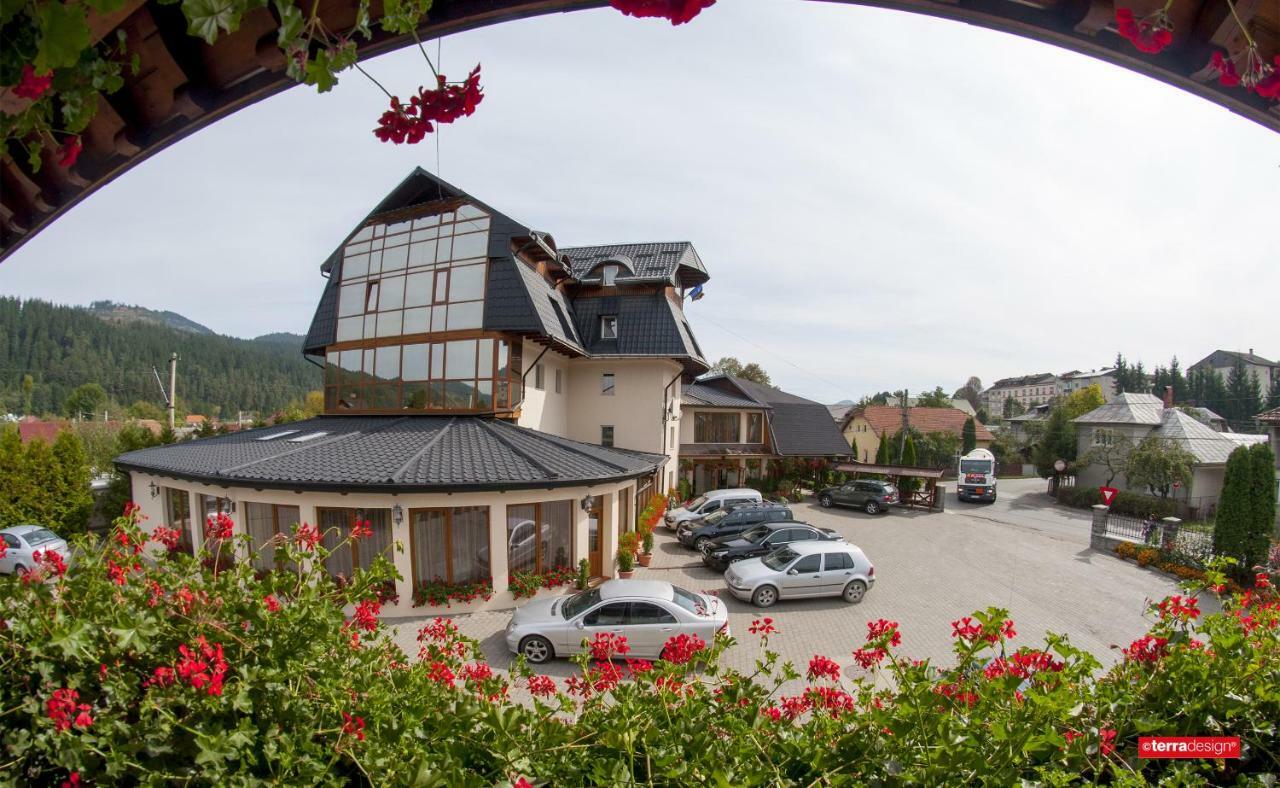 Hotel Cosmos Moldvahosszúmező Kültér fotó