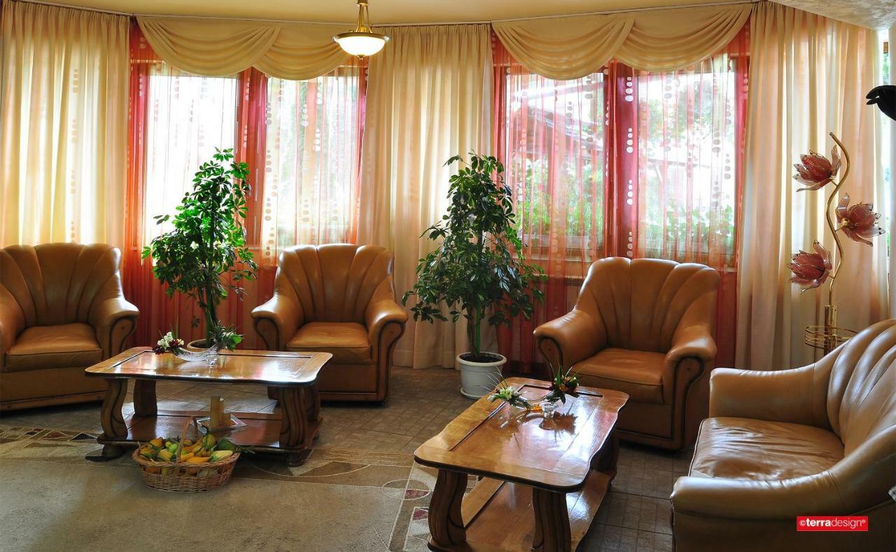 Hotel Cosmos Moldvahosszúmező Kültér fotó